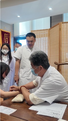 以仁心守岐黄，以薪火传中医｜8・19 中国医师节