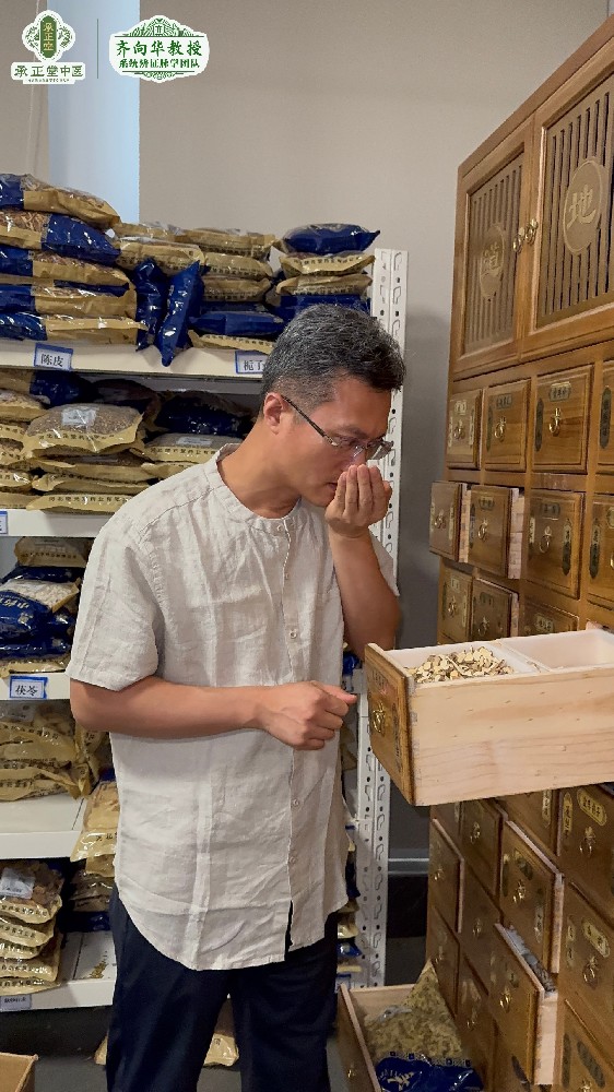 别人上班先打卡，贾荣军医生上班先尝药